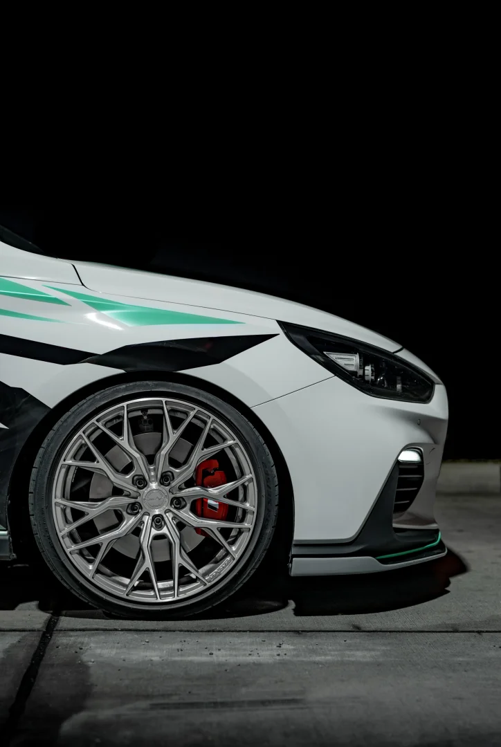 Hyundai i30N mit Concaver CVR1 Brushed Titanium