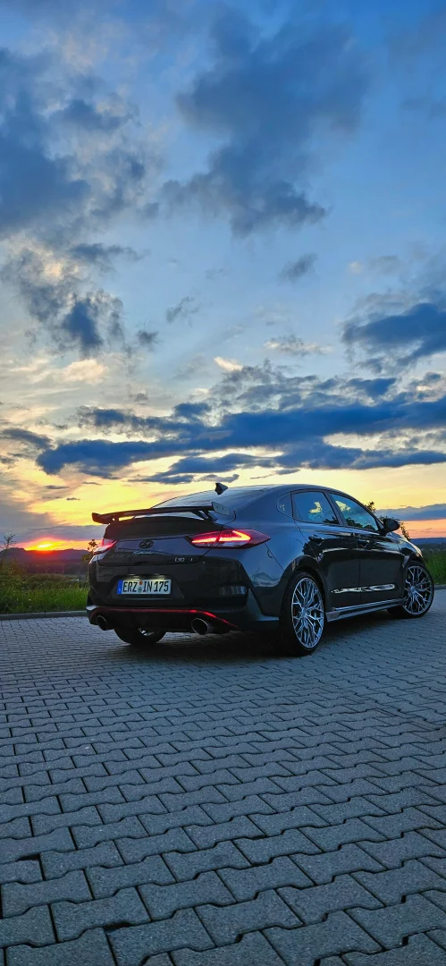 Hyundai Fastback mit Concaver CVR1 Brushed Titanium