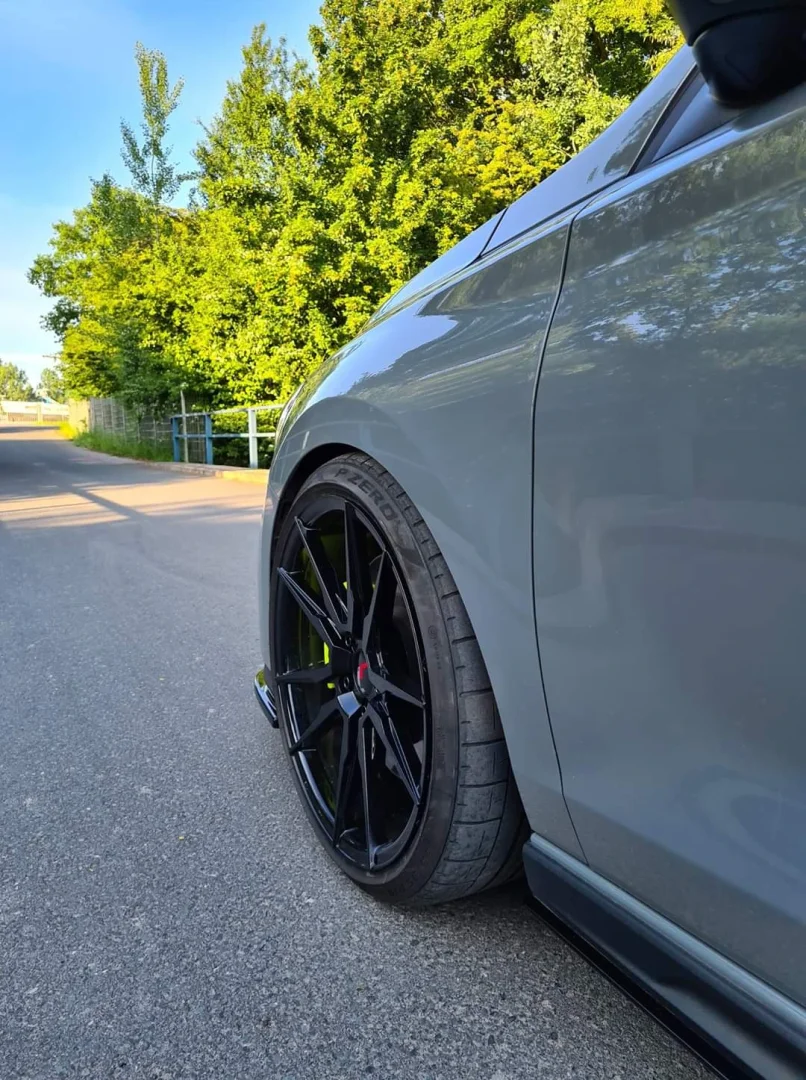 Hyundai Fastback mit JR Wheels JR21 Black
