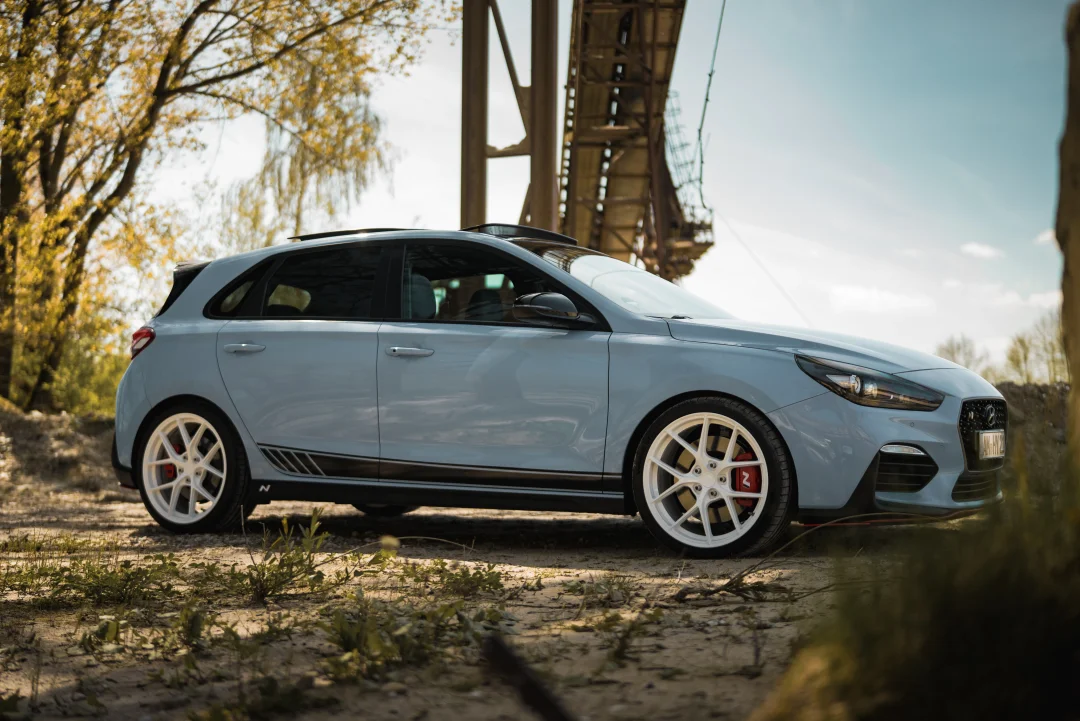 Hyundai i30N mit JR Wheels SL01 Weiß